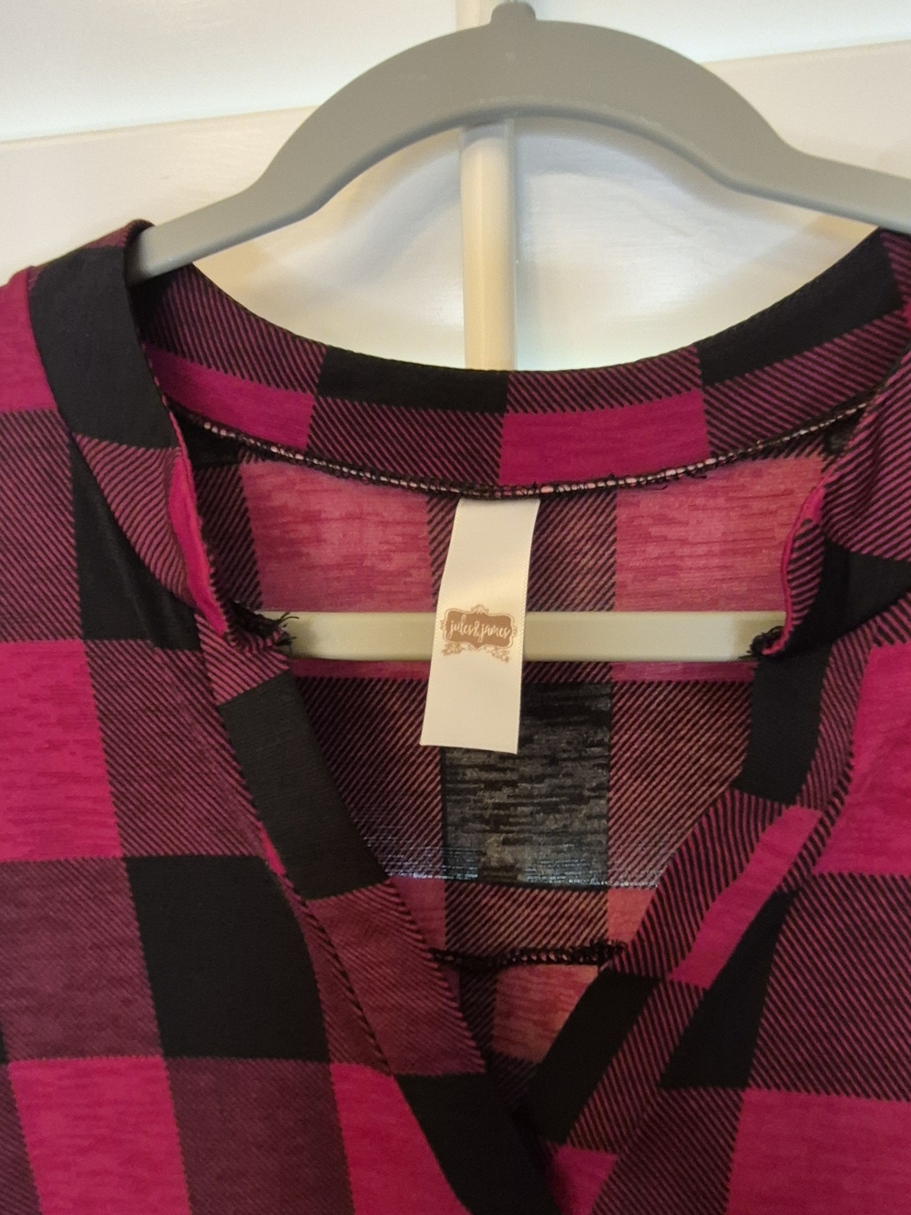 Boutique Women's Red and Black Buffalo Plaid V Neck Tunic Top 3/4 Sleeve Sz L - Picture 2 of 4